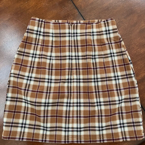 Brandy Melville plaid skirt! On Sz fits all. - Picture 2 of 5